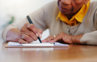 Personne qui écrit au stylo