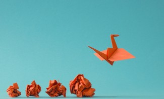 Un oiseau en origami qui prend son envol