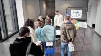 Des visiteurs participent au "Dodo Quiz" pour tester leurs connaissances sur le sommeil et ses bienfaits.