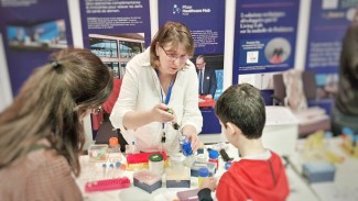 Petits et grands participent à des ateliers scientifiques.