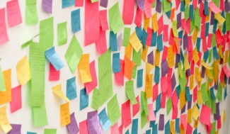 Un mur rempli de Post it