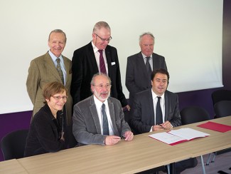 Signature de la convention Institut du Cerveau - ICM-Cyceron, le 27 octobre 2014 au centre Cyceron. En bas de gauche à droite : Béatrice Desgranges, directrice adjointe de l’unité de recherche 1077 Inserm-UCBN-EPHE ; Francis Eustache, Directeur de Cyceron et Jean-Louis Da Costa, Directeur de la communication et du développement de l’Institut du Cerveau - ICM. En haut : Richard Armand, Délégué central adjoint de l’Institut du Cerveau - ICM, Jean-Pierre Alliard, Délégué régional Institut du Cerveau - ICM pour