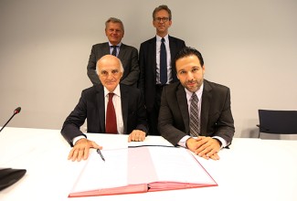 Hugues Renson, Délégué général de la Fondation EDF, Bruno Crescent, Directeur des Achats de EDF, le Professeur Gérard Saillant, Président de l’Institut du Cerveau - ICM, et le Professeur Alexis Brice, Directeur Général de l’Institut du Cerveau - ICM