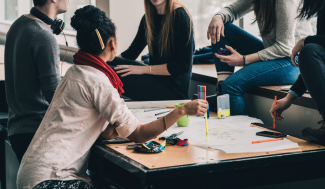 Des jeunes qui échangent ensemble