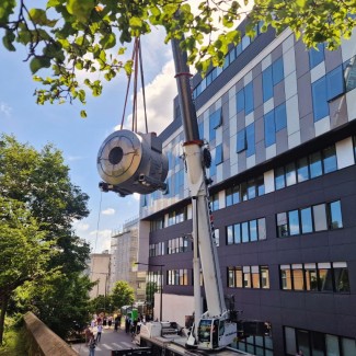 Arrivée de l’IRM 7T devant la façade de l’Institut du Cerveau