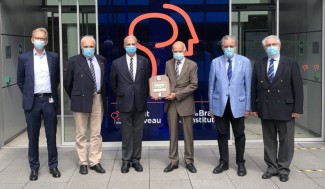 Le professeur Gerard Saillant et les membres du Lions Club à l’Institut du Cerveau