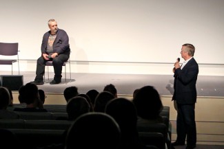 Luc Besson et le Pr. Yves Agid échangent avec la salle lors du débat qui a suivi la projection du film