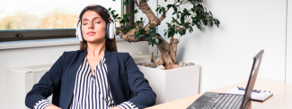 Une personne avec un casque de musique sur la tête