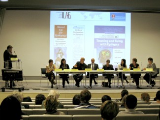 La table ronde, de gauche à droite : Dr. Michel Cymès, Chantal, Véronique Masson (infirmière de coordination), Gilles Huberfeld (neurologue – chercheur à l’Institut du Cerveau - ICM), Pr. Michel Baulac (neurologue), Dr. Sophie Dupont (neurologue), Dr. Phintip Pichit (neurologue), Clara Derangere (cadre infirmier), Anne-Laure