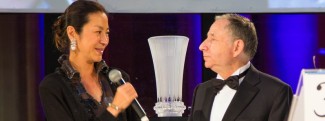 Jean Todt reçoit la palme d'or au festival international d'automobile