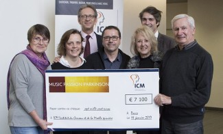 Remise du chèque par l'association Music Passion Parkinson