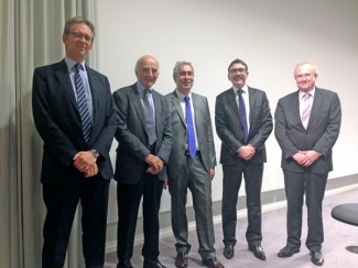 Le Pr. Alexis Brice, Directeur Général de l’Institut du Cerveau - ICM, le Pr. Gérard Saillant, Président de l’Institut du Cerveau - ICM, Thierry Sévoumians, Directeur Général La Française AM Partenaires, Jean-Jacques Olivié, Président d’Euryale Asset Management et Jean Dautry, Président de l’Association Espoir Alzheimer © Céline Amet