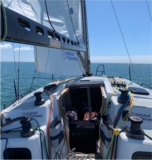 Thierry Scheur à bord d’un voilier de course