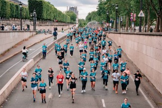 Les personnes qui courent lors du Adidas 10K Paris 2024 