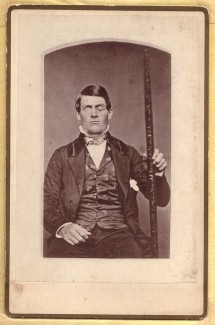 Photo de Phineas Gage posant avec sa barre