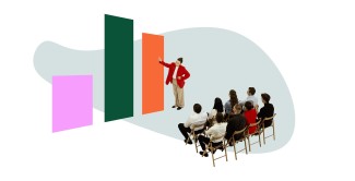 Une classe écoute une professeure