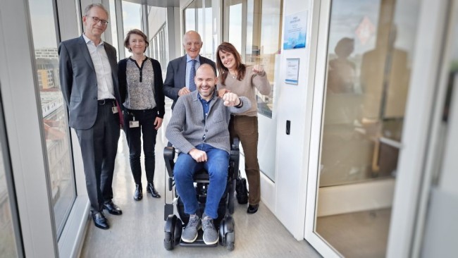 De gauche à droite : Alexis Brice, Séverine Boillée, Gérard Saillant, Olivier et Virginie Goy lors de l’inauguration de l’espace Invincible été à l’Institut du Cerveau).