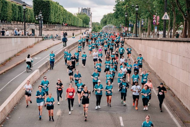 Les personnes qui courent lors du Adidas 10K Paris 2024 